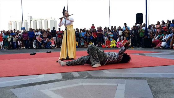 Dragon Boat Festival au Caudan : un invité surprise se met à danser et provoque un fou rire général 