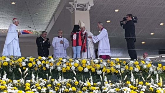 Le pape François repart avec un maillot de foot à son nom de la messe