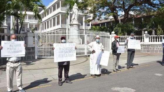 Port-Louis : des membres du Front Commun des musulmans manifestent contre le prix du bœuf sur pattes