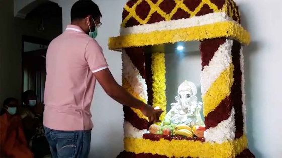 Les dévots procèdent au rituel murthi stapna du dieu Ganesh