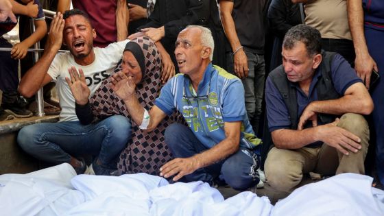 Des Gazaouis sous le choc après une frappe israélienne sur une école transformée en refuge