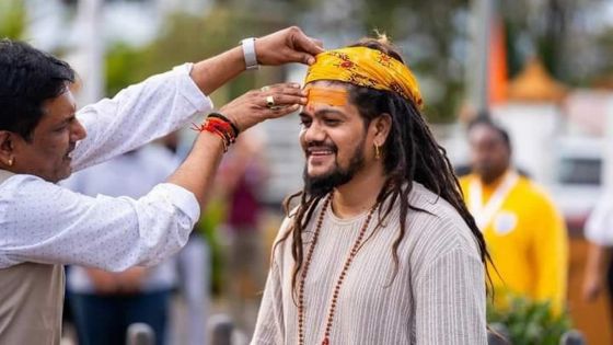 Baba Hansraj Raghuwanshi chante pour Shiva à Maurice