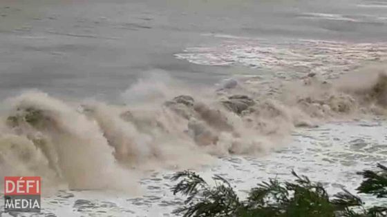 Avis de fortes houles : la plus grosse vague enregistrée à Blue-Bay