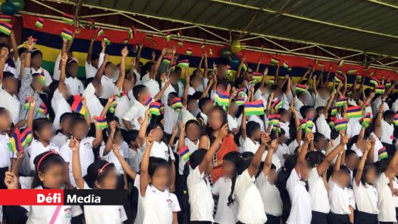 Cérémonie de levée du drapeau dans les écoles lundi : pas de demi-journée de congé