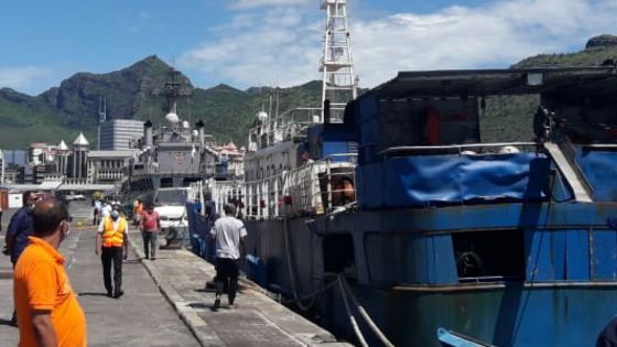 Rade de Port-Louis : le navire Lu Rong Yuan Yu 588 amarré