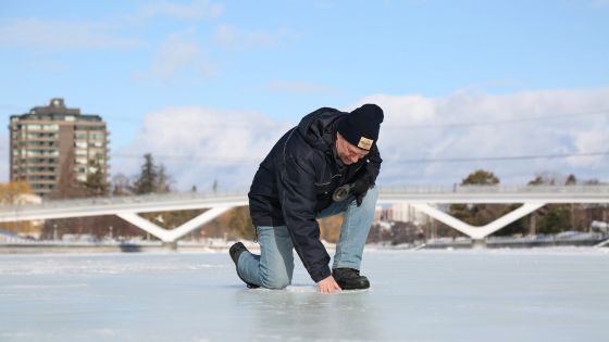 Au Canada, la plus grande patinoire du monde reste fermée, faute de glace