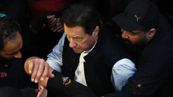 Pakistan: l'ex-Premier ministre Imran Khan se rend au tribunal où il craint d'être arrêté