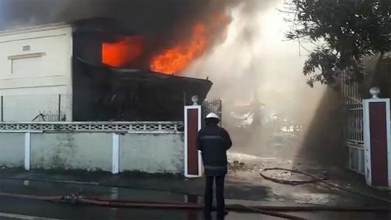 Vallée-des-Prêtres : Un entrepôt en feu, les pompiers sur place