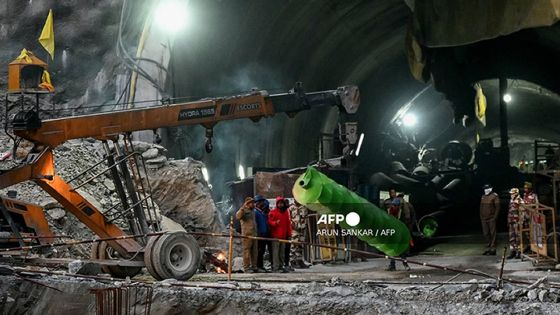 Juste l'attente: en Inde, les familles prient pour les 41 ouvriers piégés dans un tunnel