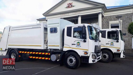 Deux camions-benne valant Rs 6 millions livrés à la mairie de Curepipe