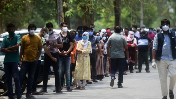 Covid-19 : 400 000 cas supplémentaires en 24h en Inde, qui ouvre la vaccination à tous