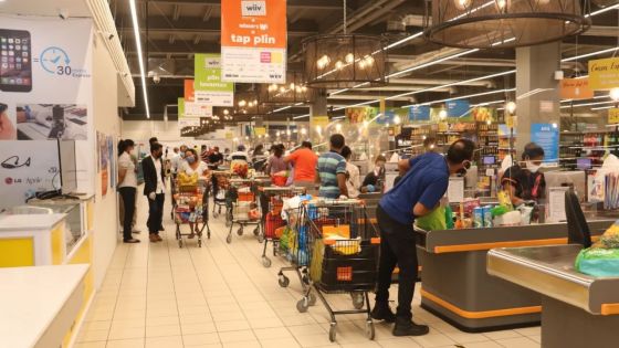 [En images] Réouverture des supermarchés, supérettes et boutiques : des longues files d'attente