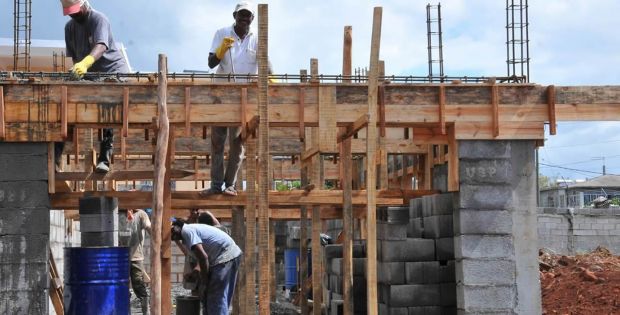 Budget 2019-20 : Acheter un terrain ou construire sa maison : voici les mesures annoncées pour les familles à revenus moyens
