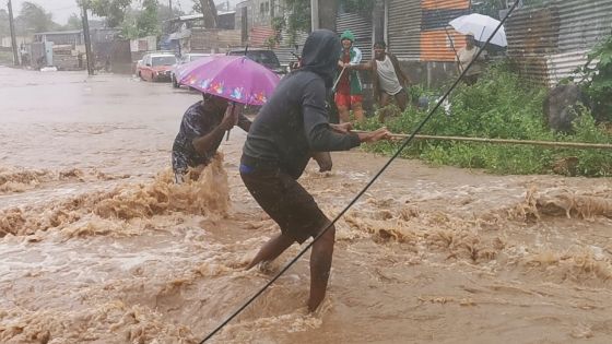Flash Floods : Vassen Kauppaymuthoo critique la station météo ; Prem Goolaup se défend