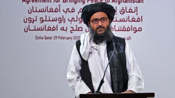 Un des chefs talibans de retour en Afghanistan, la vie reprend dans la crainte à Kaboul