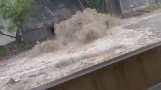 Alerte aux fortes pluies : un ruisseau inondé à Bell-Village