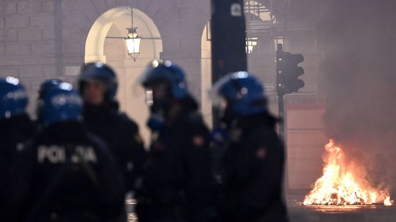 Pandémie: colère en Italie, craintes de reconfinement en France