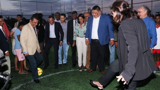 Rose-Hill : Ivan et Fazila tapent le ballon ensemble pour l’inauguration d’un mini soccer pitch