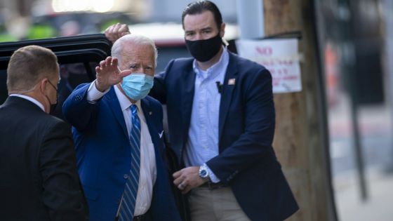 Joe Biden se fracture le pied en jouant avec son chien 