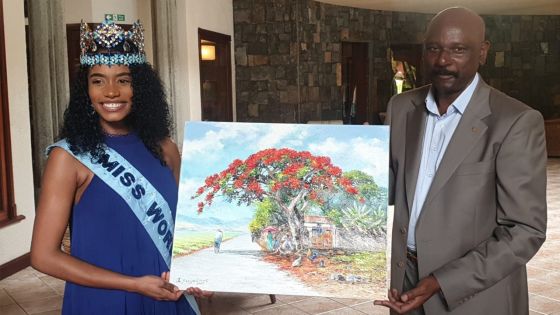 Le ministre Joe Lesjongard remettant un tableau à Miss World 2019, Toni-Ann Singh