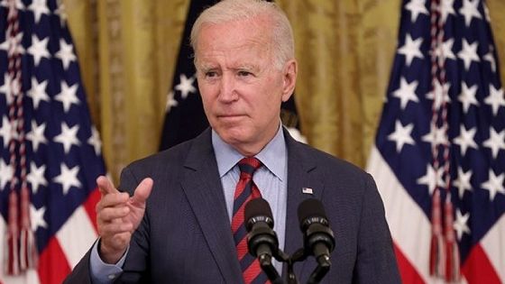 Biden appelle à vacciner le monde, New York à l'avant-garde du pass sanitaire