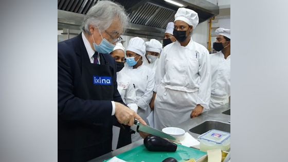 École hôtelière Sir Gaëtan Duval : démonstration de cuisine japonaise par l'ambassadeur du Japon à Maurice, Kawaguchi Shuichiro 