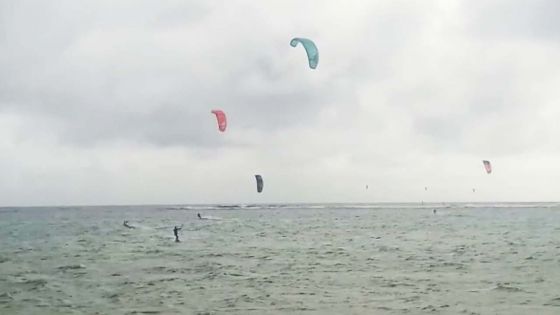 Alerte cyclonique – Au Morne : des amateurs de kitesurf se donnent en spectacle 