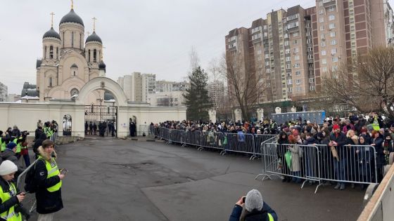 Des centaines de Russes rassemblés pour les funérailles de l'opposant Navalny à Moscou