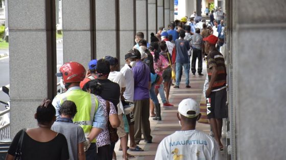 [En images] En file indienne et dans la discipline devant la SBM Tower à Port-Louis