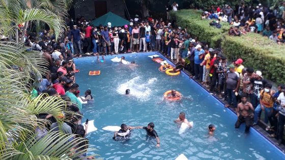 Sri Lanka : le palais présidentiel envahi par des manifestants, certains profitent de la piscine