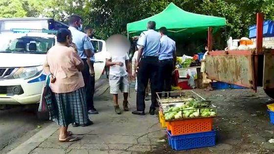 À Pamplemousses : la police confisque les légumes d’un marchand «récalcitrant» 