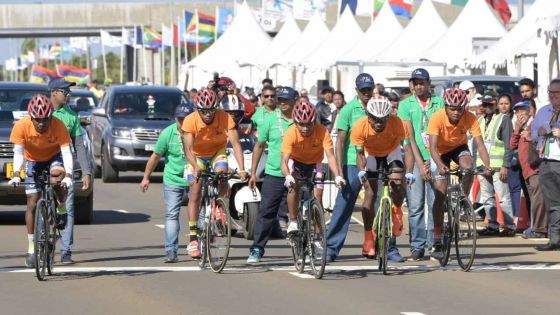 [Images] JIOI- Cyclisme - Ils ont oublié leurs maillots : les Malgaches empruntent les polos des volontaires 
