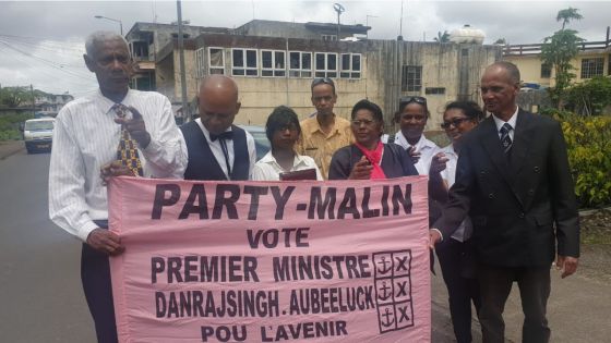 Le leader du Party Malin s’oppose à un policier qui lui reproche de parler trop fort