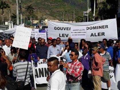 Marche de protestation à Port-Louis : les manifestants réclament des élections générales 