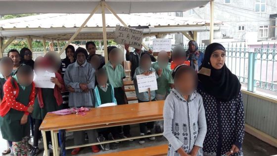 Port-Louis : des écoliers munis de pancartes protestent  car leurs salles de classe sont privées d'électricité