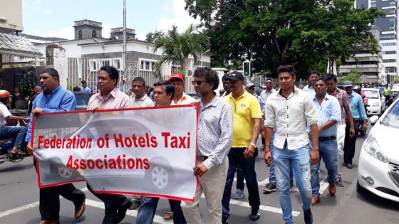 Manif : des taximen marchent à Port-Louis 