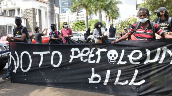 En images : Manifestation contre l’Offshore Petroleum Bill