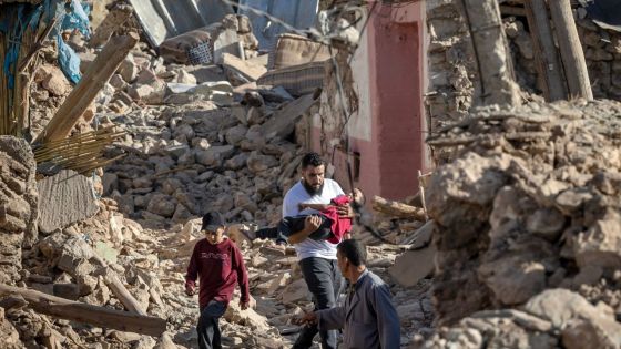 Le Maroc pleure les victimes du séisme, le bilan dépasse les 2 000 morts