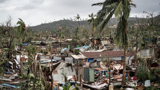 A Mayotte, dévasté par un cyclone, la solidarité s'organise face à la «tragédie»