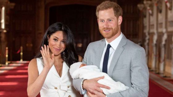 Le prince Harry et son épouse Meghan présentent leur fils au public