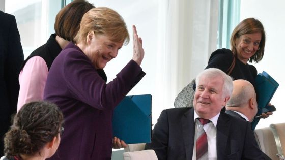 Coronavirus: pas de poignée de main pour Merkel, désormais 150 cas en Allemagne