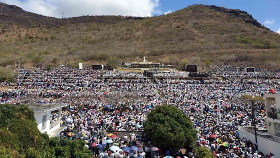 Messe papale : vue d'ensemble de la foule sur le site de Marie Reine de la Paix