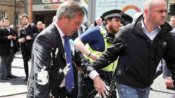 [Vidéo] Angleterre : un homme lance un milk-shake sur le patron du Parti du Brexit