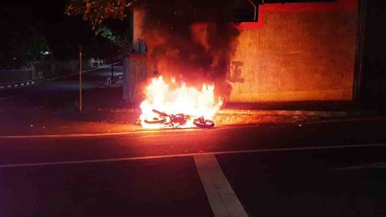 Port Louis : Une motocyclette en feu