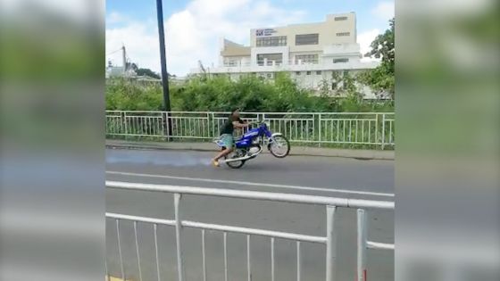 Goodlands : un motocycliste sans casque en wheeling sur la voie publique