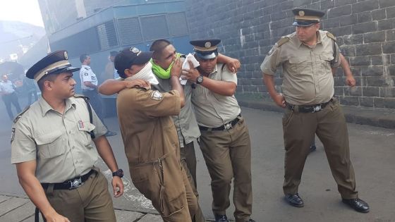 Mutinerie à la prison centrale jeudi : 14 gardiens de prison ont reçu des soins à l’hôpital, un officier admis 