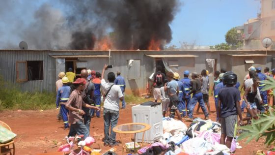 [En images] Violent incendie à Cité Longère, Baie-du-Tombeau