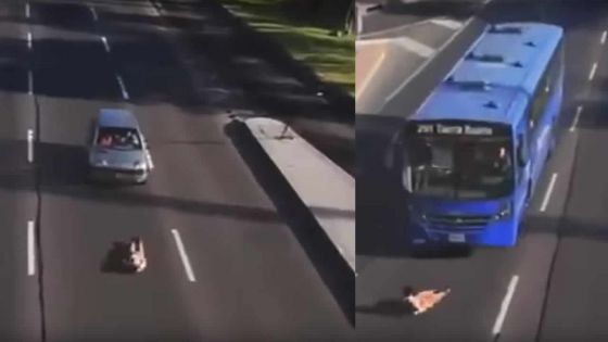 Un homme s’allonge sur la route et passe sous des véhicules!