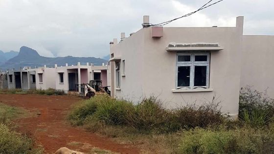 Complexe NHDC de Pamplemousses : les enfants vagabondent dans des maisons inachevées