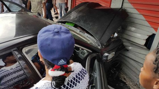 Sixième accident du genre à Bambous : une voiture finit sa course dans une boutique